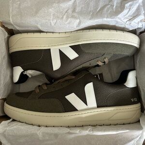 Veja V12 in olive green